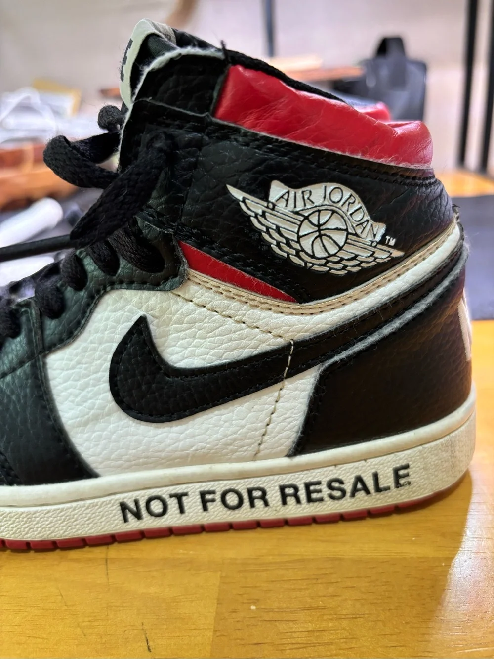 NIKE AIR JORDAN 1 YOUTH SNEAKERS.